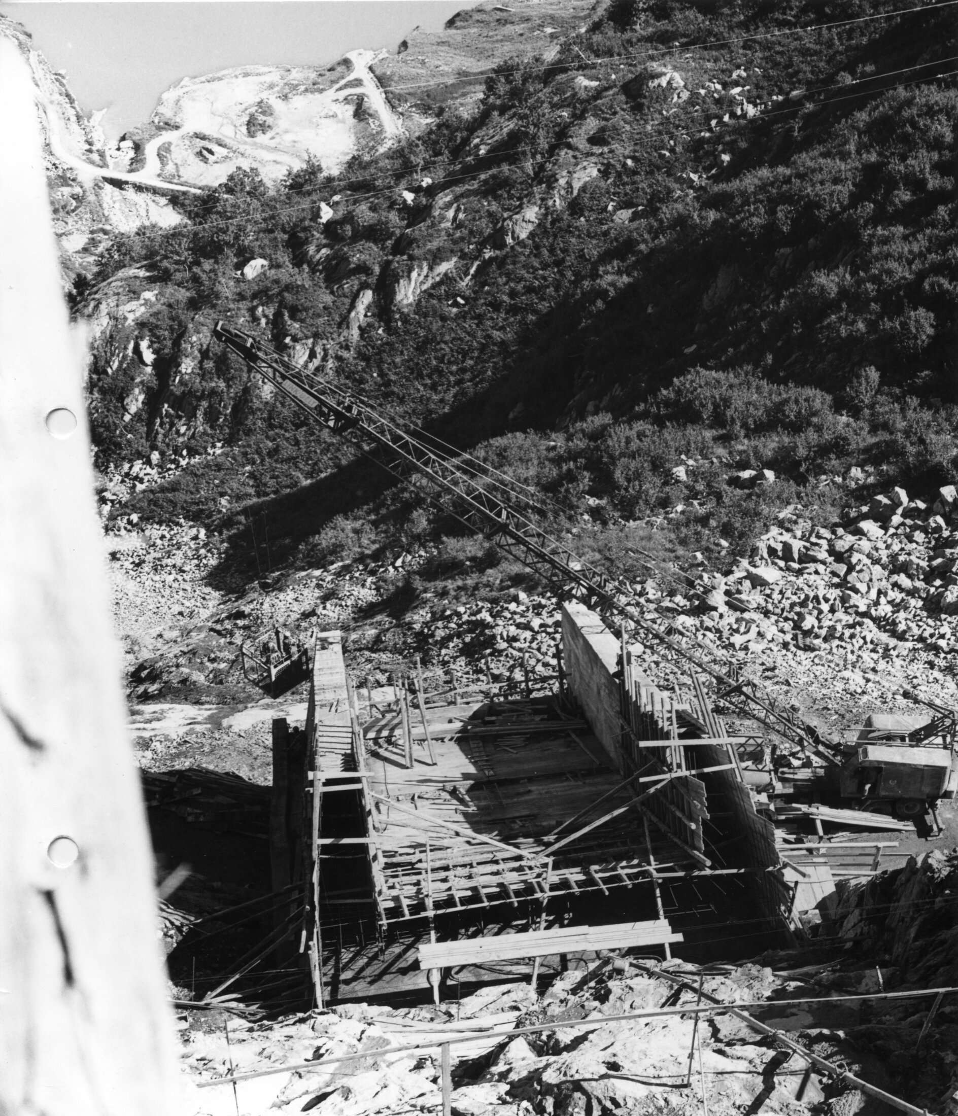 Foto ENEL - 1979.08.31 1715 Diga Chiotas Conci Canale Scarico Sfioratore