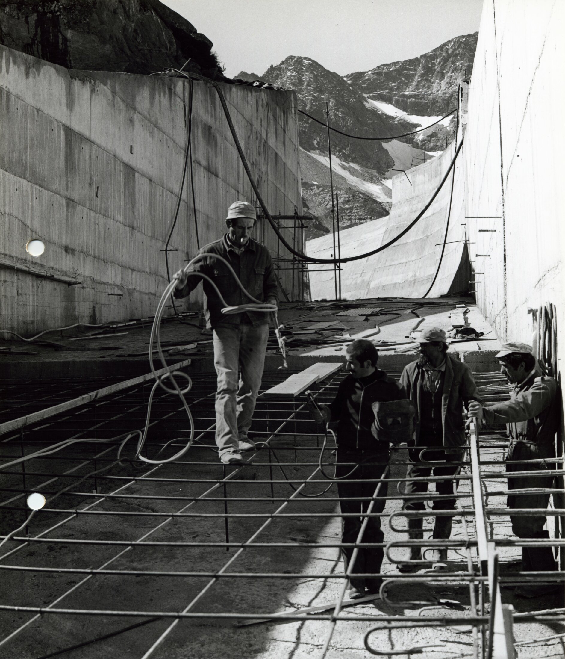 Foto ENEL - 1979.08.31 1716 Canale Scarico Sfioratore Massimo Invaso Chiotas
