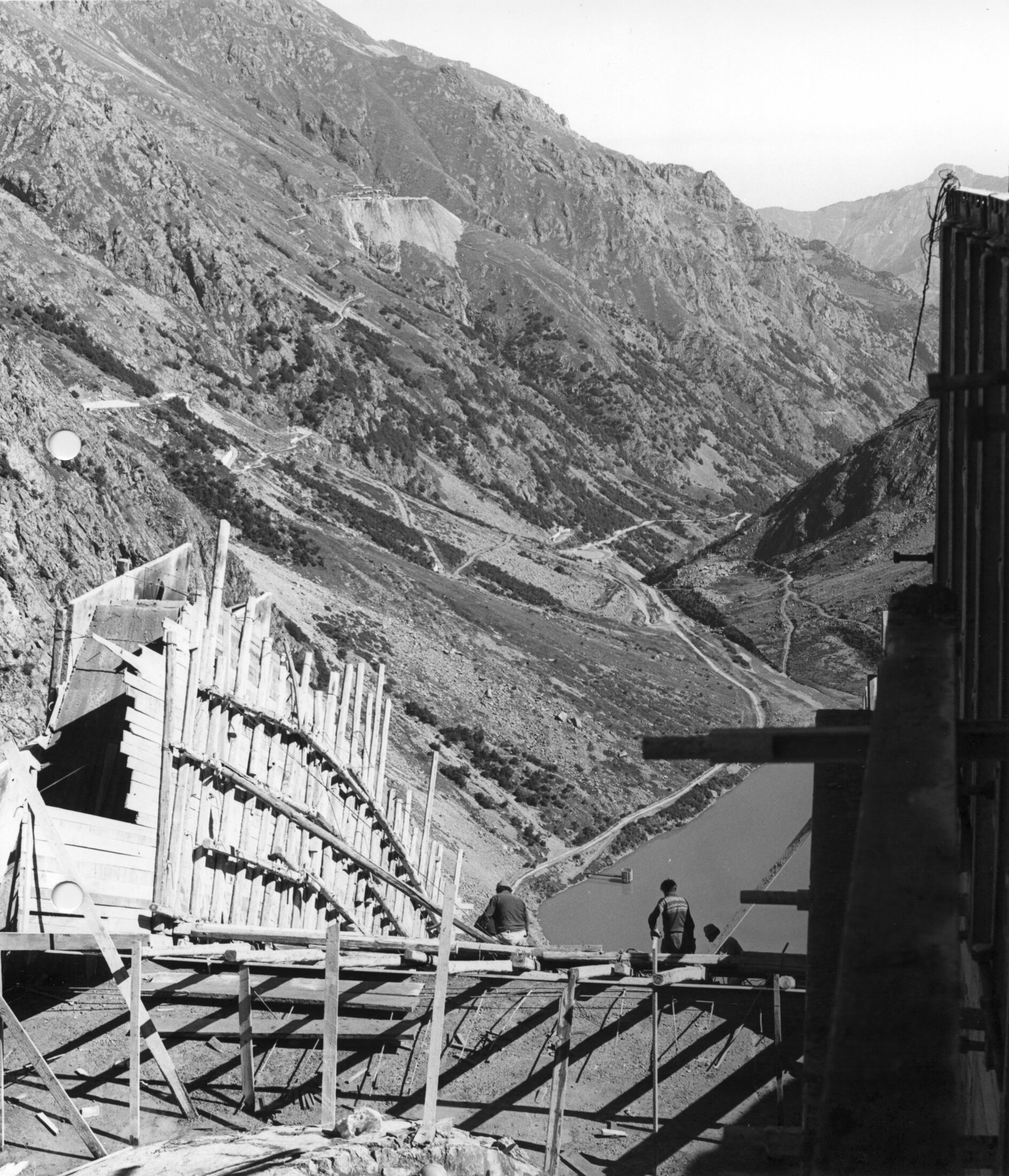 Foto ENEL - 1979.08.31 1722 Diga Chiotas Conci Canale Scarico Sfioratore