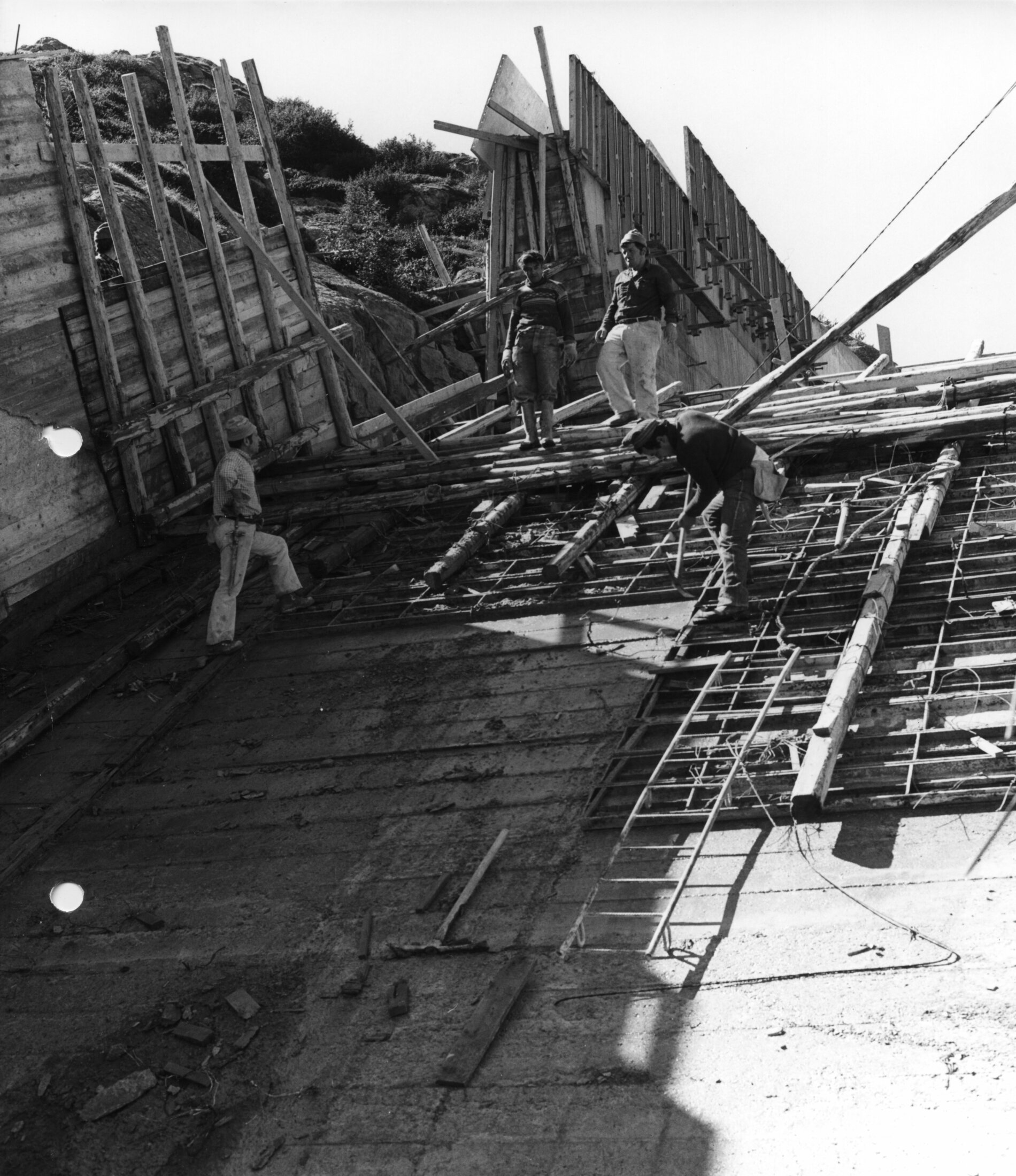 Foto ENEL - 1979.08.31 1725 Diga Chiotas Conci Canale Scarico Sfioratore