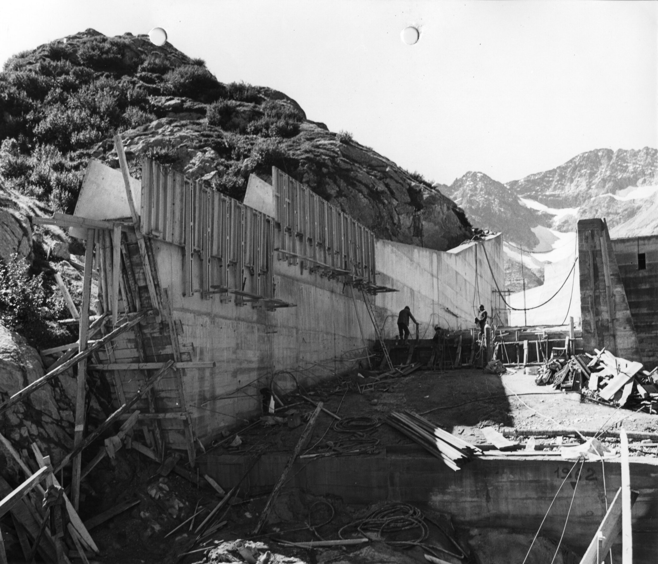 Foto ENEL - 1979.08.31 1727 Diga Chiotas Conci Canale Scarico Sfioratore